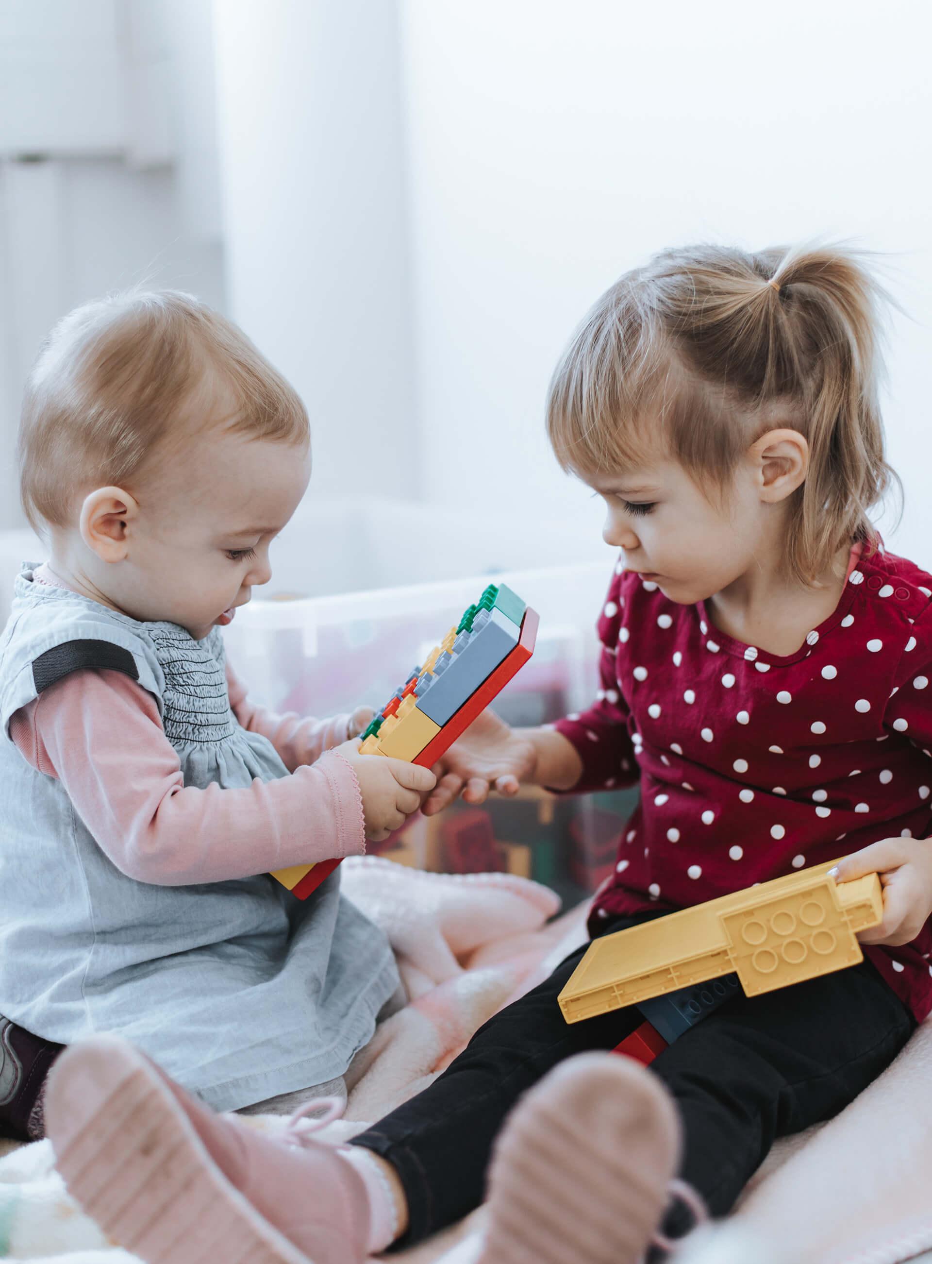 Zwei Kinder mit Spielzeug