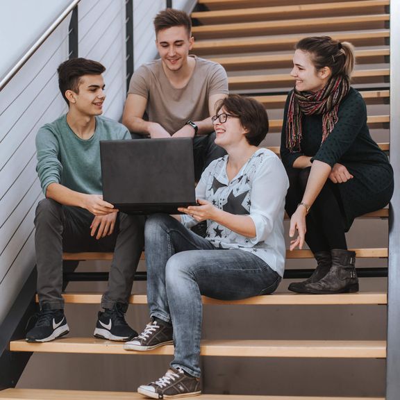 Studenten beraten sich auf der Stiege