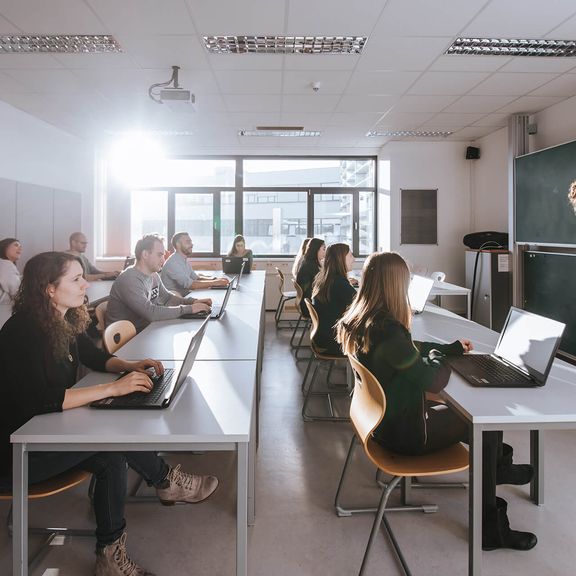 Studierende arbeiten mit Laptops