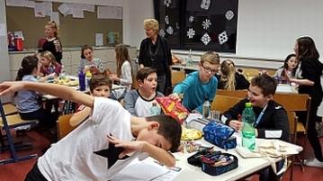 Schüler in Klassenzimmer bei der "Nacht der Mathematik"