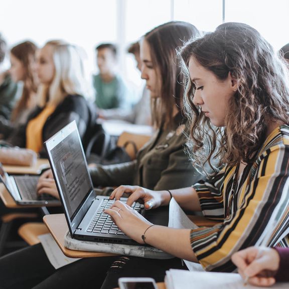 Studenten in einer Vorlesung mit Laptop