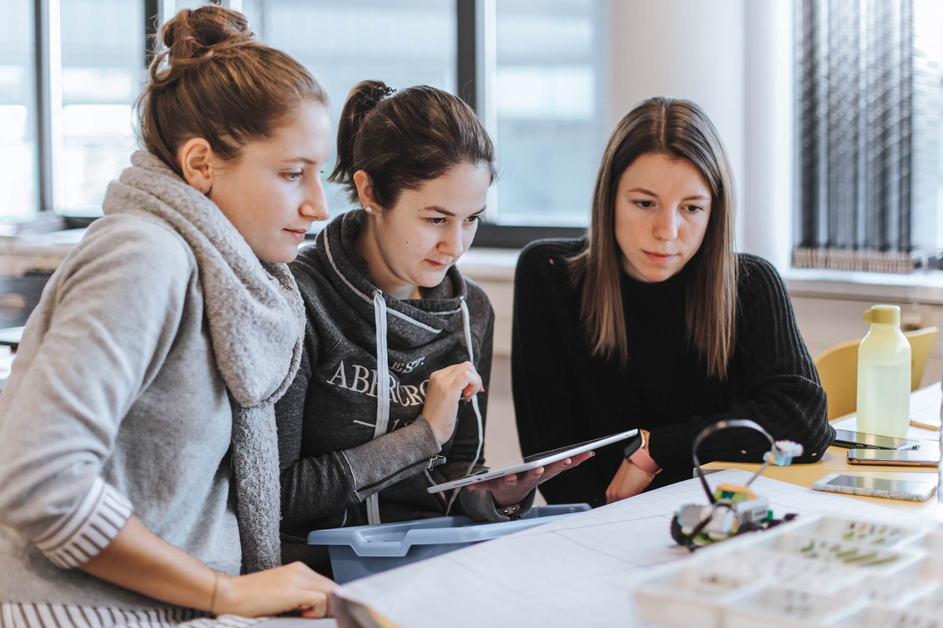 Studentinnen in der Robotikvorlesung