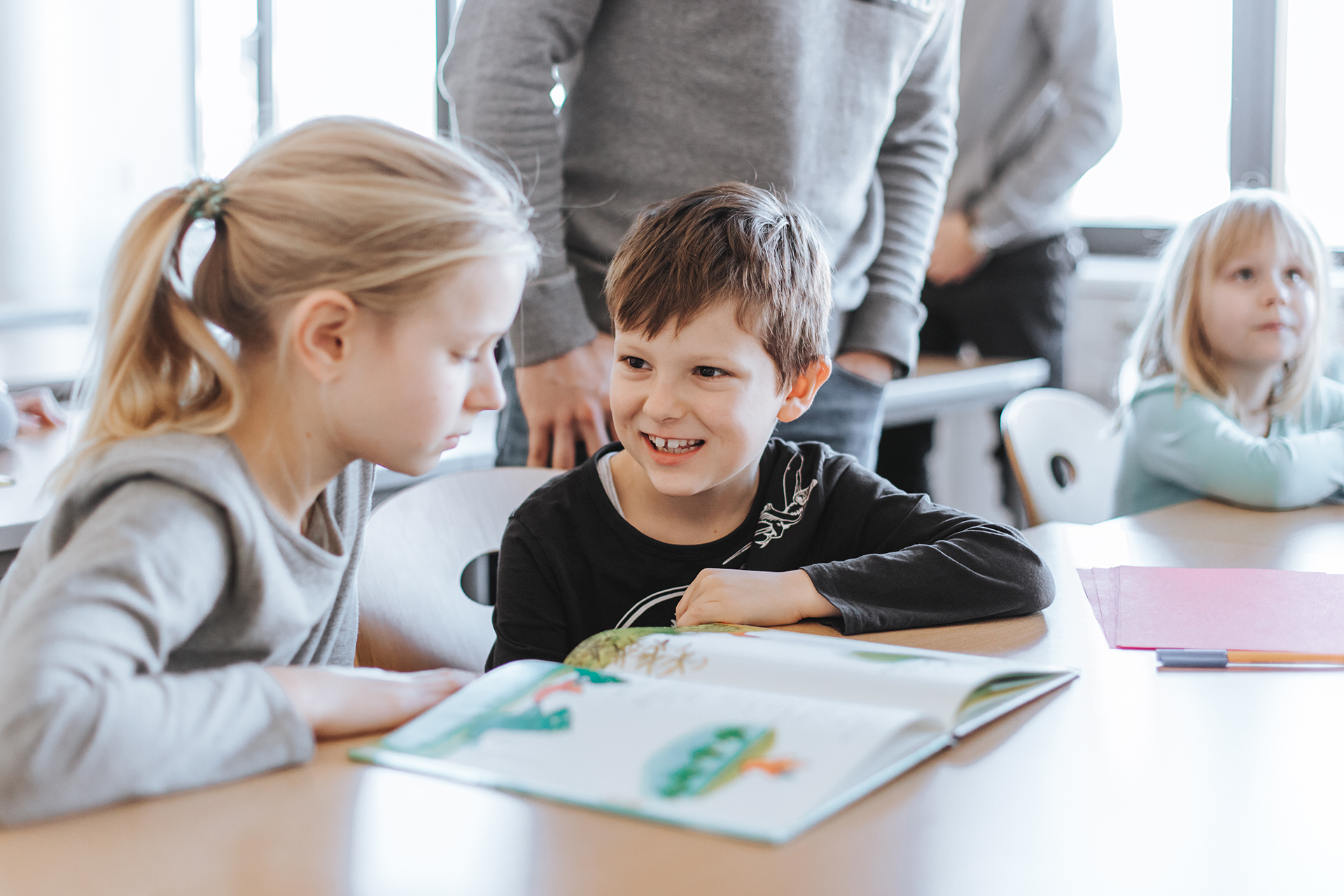 Kinder im Klassenraum beim Lernen