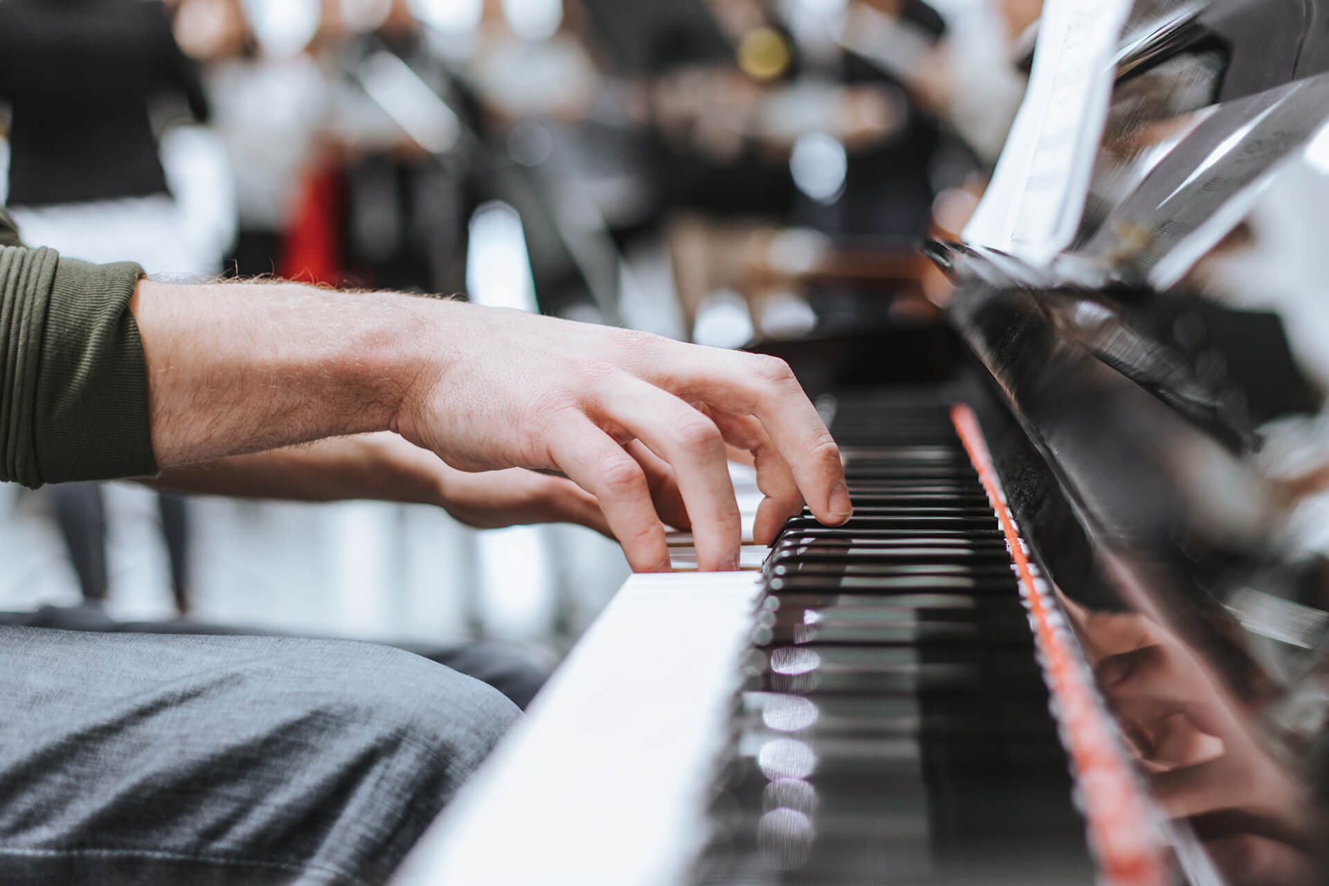 Student spielt am Klavier