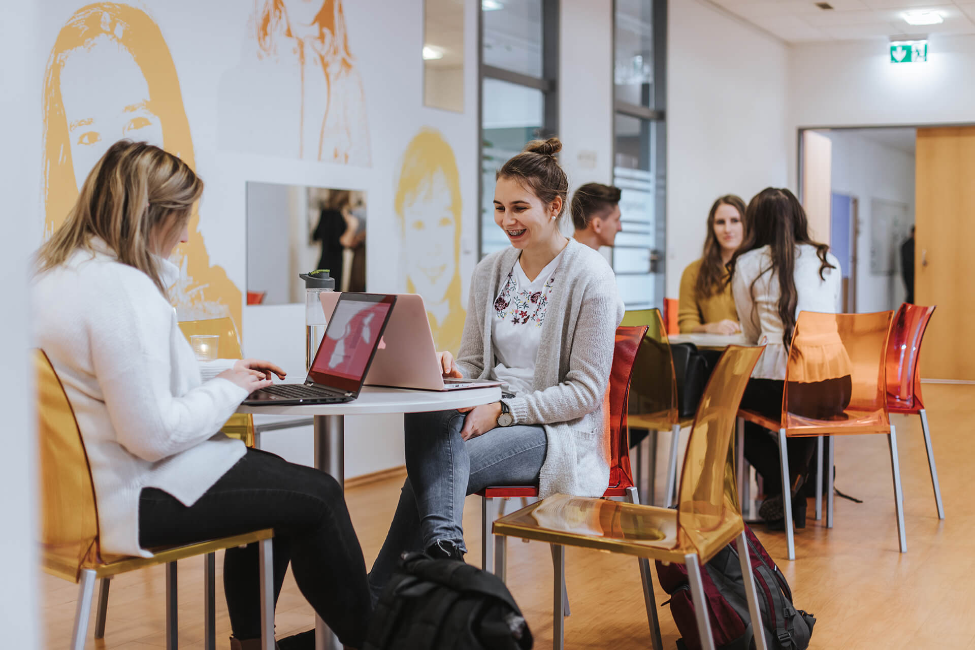 Studentinnen beim selbstständigen Lernen