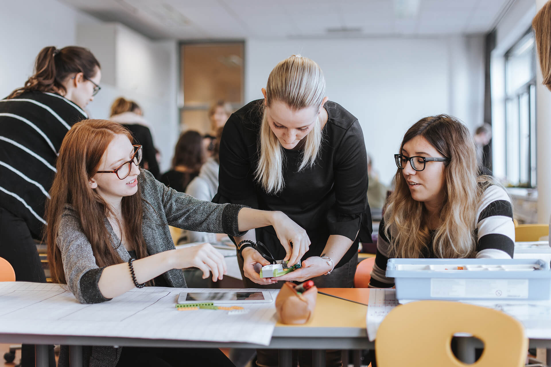 Studentinnen in der Robotikvorlesung