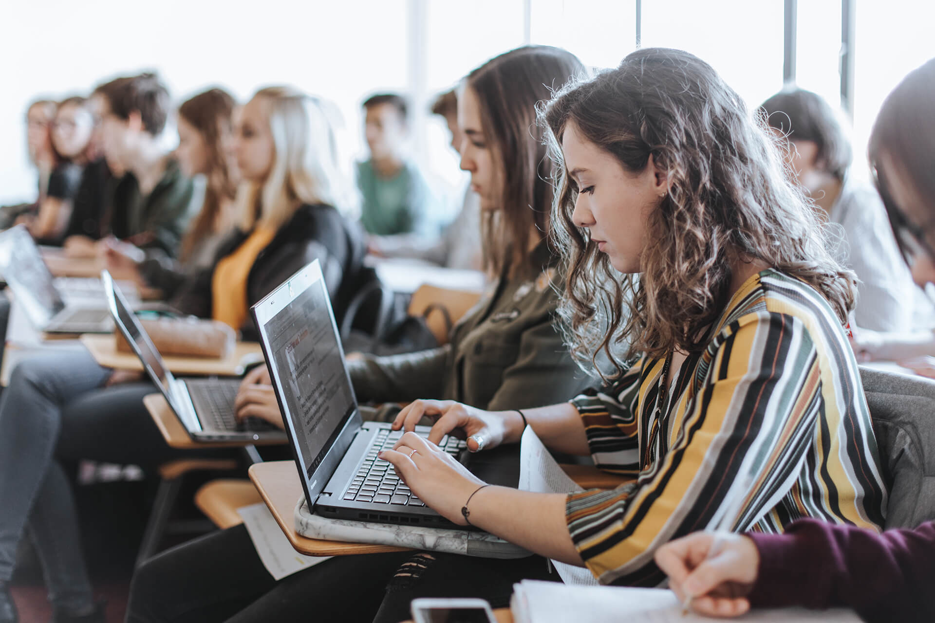 Studenten in einer Vorlesung mit Laptop